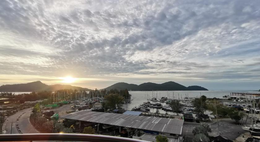 Spacious & Homey Apartment at Marina Island by JoMy Homestay photo