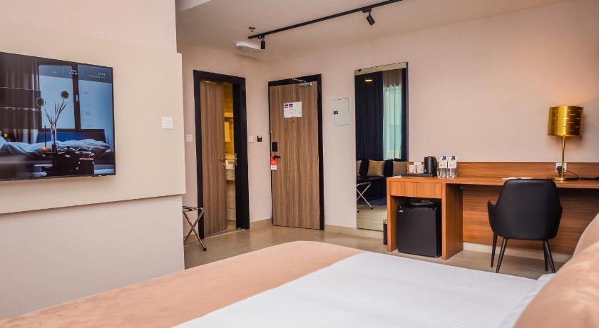 Image of Deluxe King Room 6
