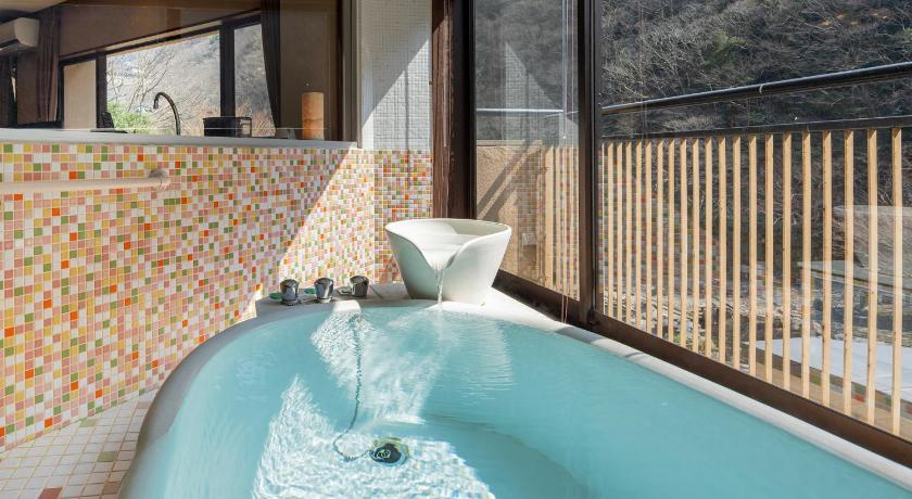 a bathroom with a tub and a bathtub, Yubara Onsen Hakkei in Maniwa