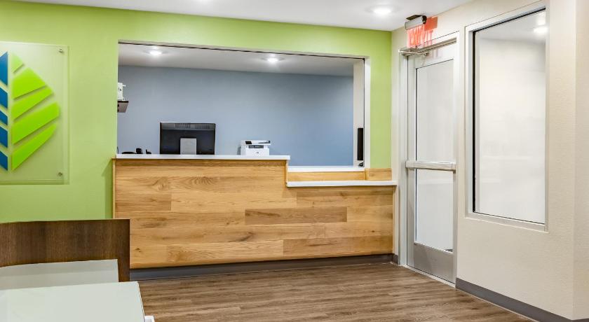 WoodSpring Suites Toledo Maumee photo