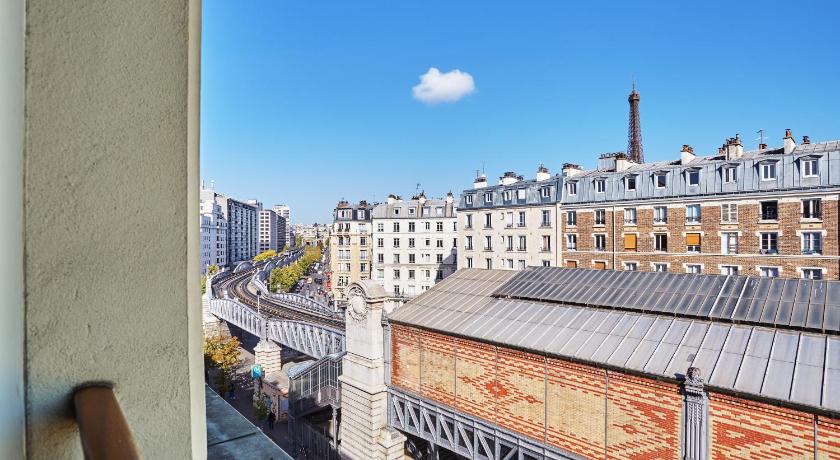 Image of Superior Twin Room with Eiffel Tower View 12