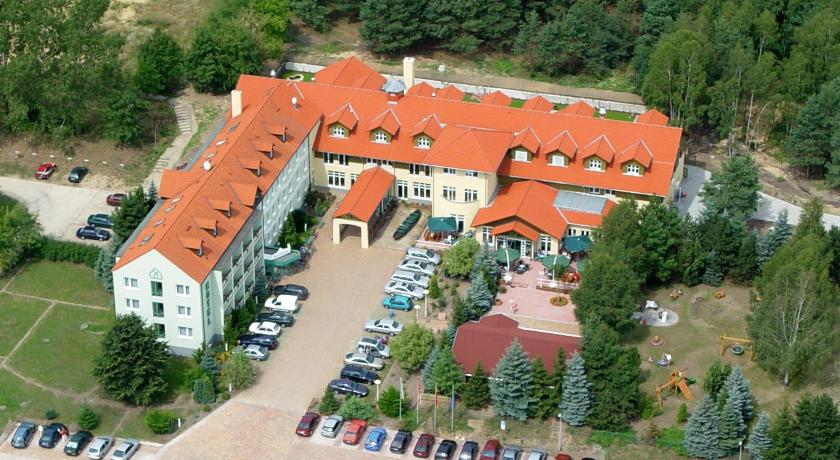 a large building with a lot of trees, Ferien Hotel Spree-Neisse in Neuhausen