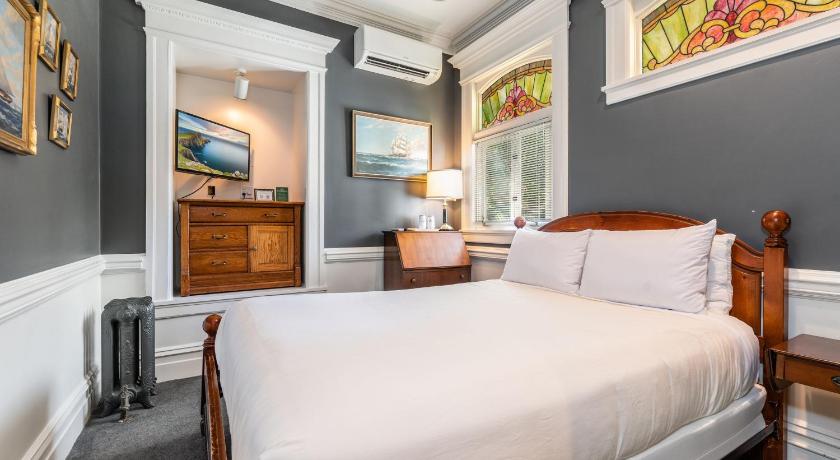 Seattle Gaslight Inn photo