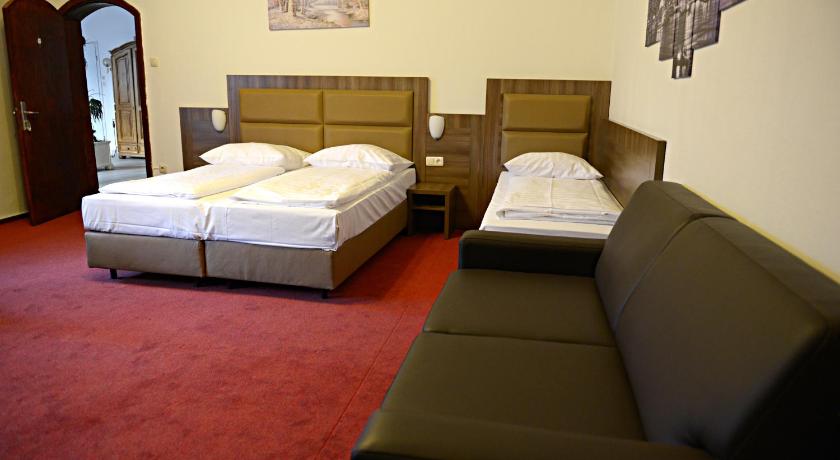 a hotel room with two beds and a couch, ITM Hotel Motel21 Hamburg-Mitte in Hamburg