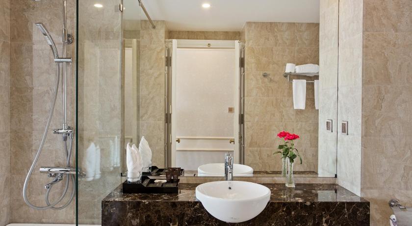 Image of Deluxe Double or Twin Room with Bathtub 9
