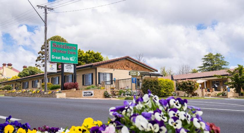 Settlers Motor Inn photo