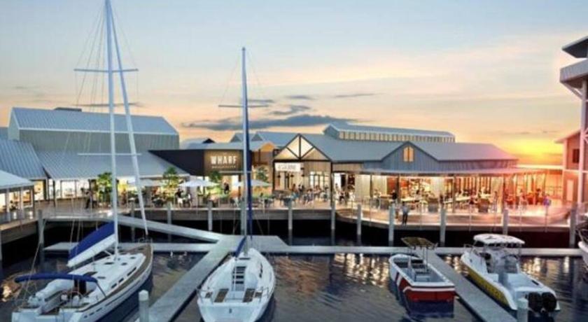 Mooloolaba Beach Apartment, relax, dine, wine & breathe the salt air photo