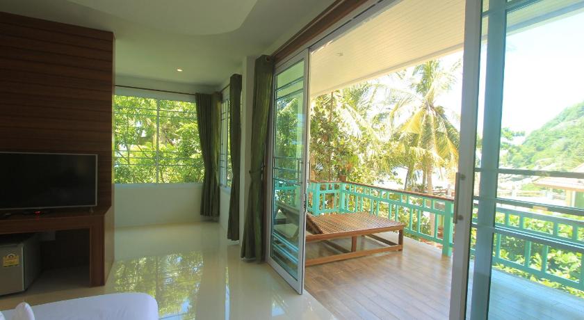 Deluxe Triple Room with Sea View, Mountain Reef Beach Resort in Ko Tao