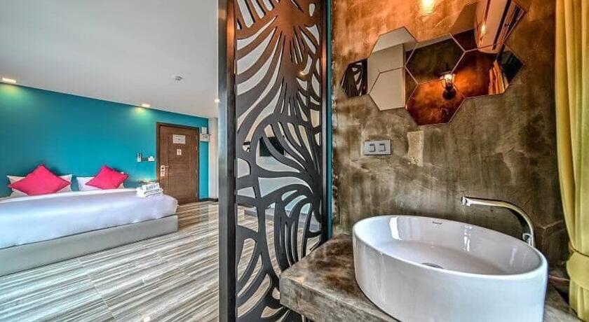 Image of Deluxe King Bed 2