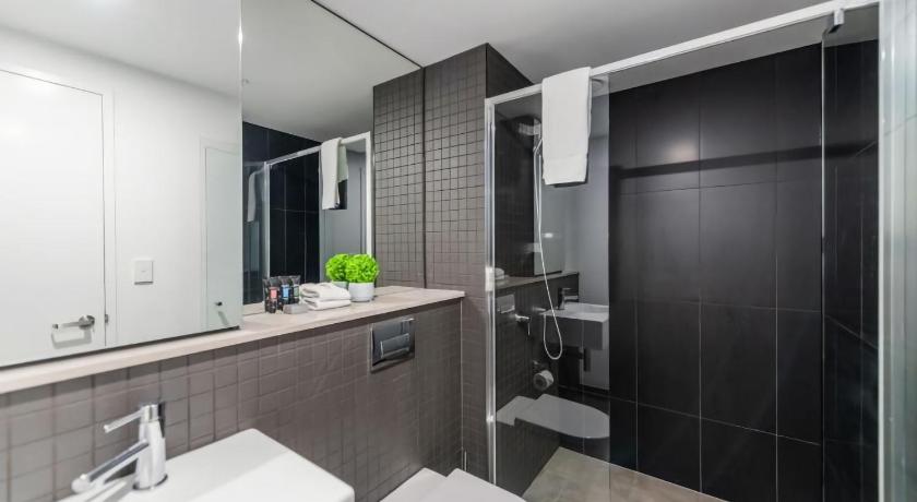Midnight Apartments Accommodate Canberra photo