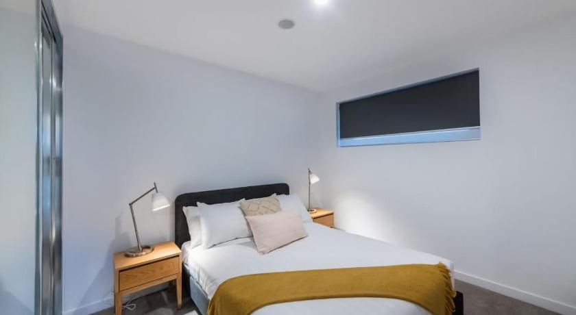 Midnight Apartments Accommodate Canberra photo