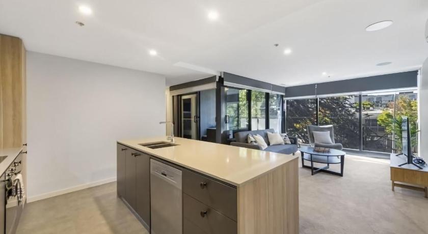 Midnight Apartments Accommodate Canberra photo