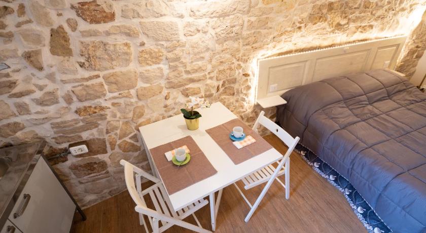 a bed and a table in a room, Piccola Pietra Bianca in Giovinazzo