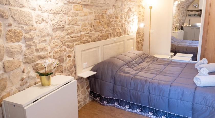 a bedroom with a bed and a dresser, Piccola Pietra Bianca in Giovinazzo