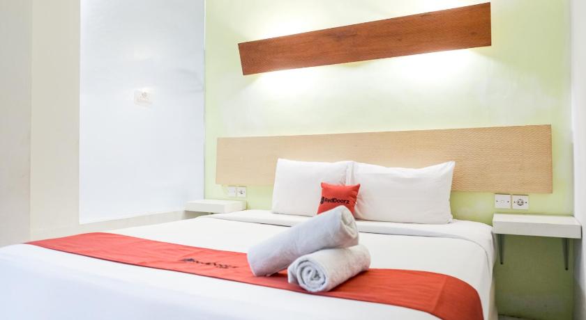 バリ RedDoorz Plus @ Sunrise Hotel Sanur 3つ星 ホテル スイート