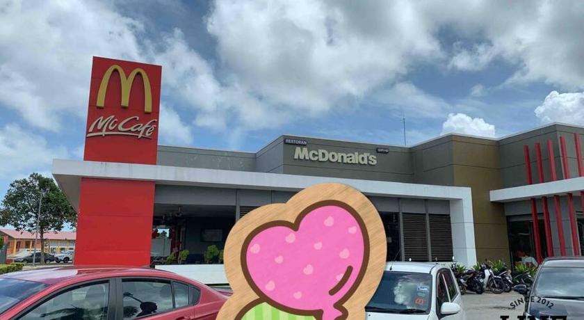 ペカン Azzahra Homestay Pekan Fully Aircond 4つ星 ゲストハウス レストラン