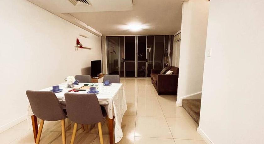 Lovely Big 2 Beds and Sofa-bed Duplex with free park in Mascot photo