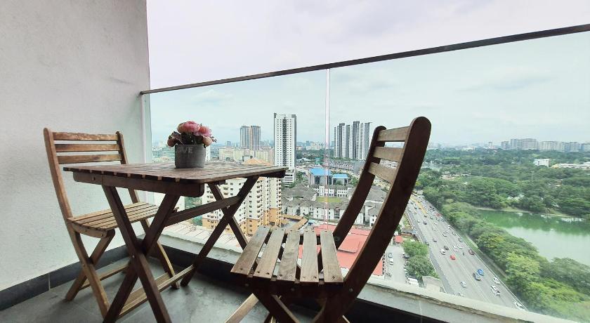 PJ The Grand by SkyLimit Suites - image 2