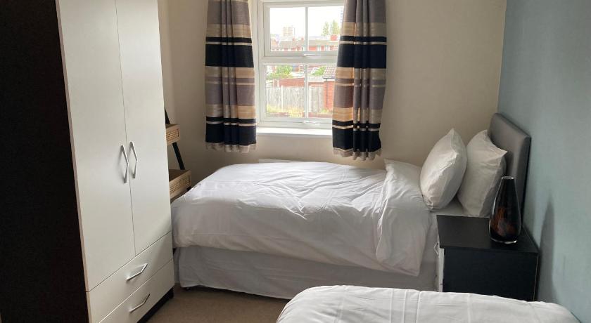 Cheerful Home FOR FOOTBALL, DOCKS AND CITY CENTRE photo