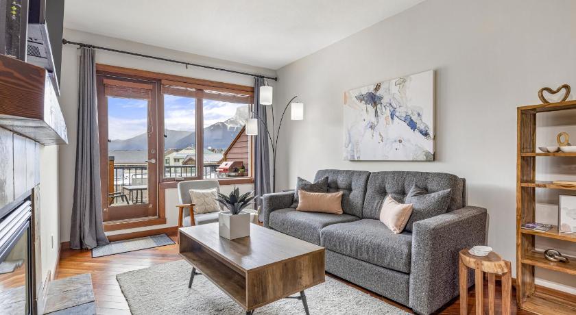 Alluring Mountain View Condo -Right In The Heart Of Downtown!! Hosted by Fenwick Vacation Rentals — Hotel in Canmore (AB)