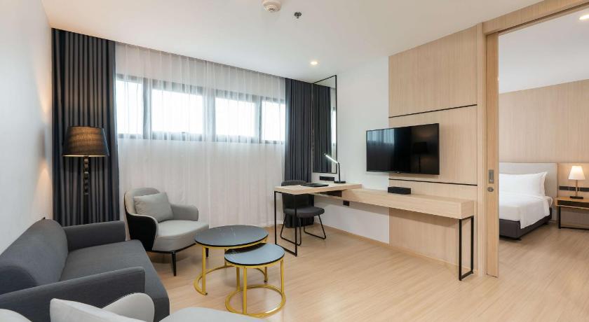 Image of Suite - 1 King Bed, Nonsmoking, One Bedroom, Living Room 1