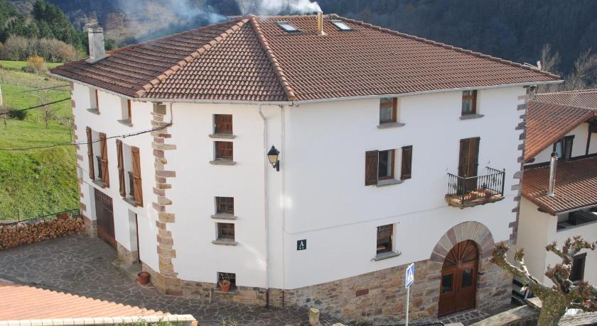 Matxitxulo Family Rooms — Hotel in Ezkurra