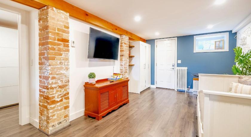 Spacious 1BR Suite just minutes from High Park photo