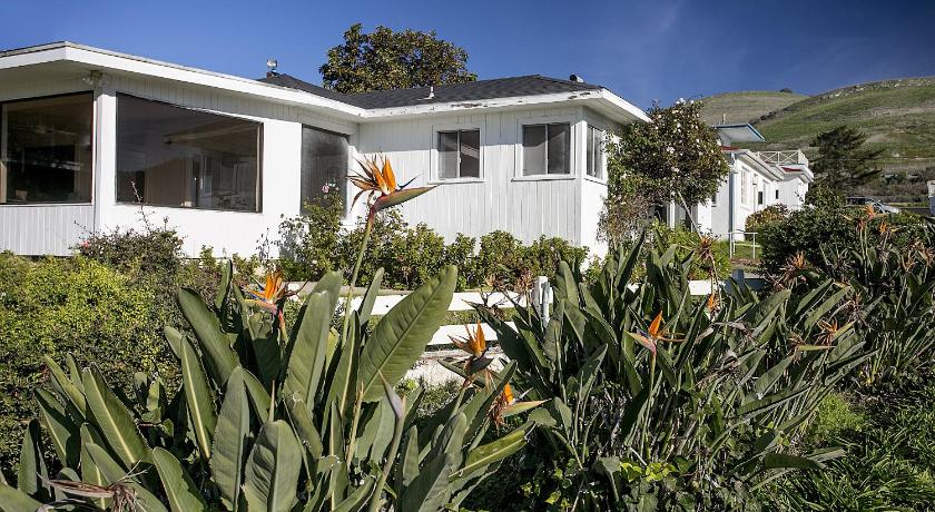 Tides Oceanview Inn and Cottages