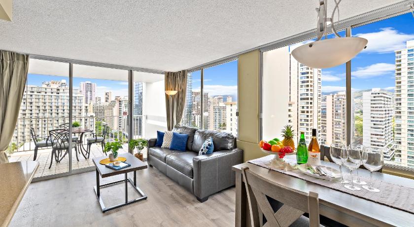 Beautiful Ocean Views | 1 Block to Beach | WIFI — Hotel in Honolulu (HI)