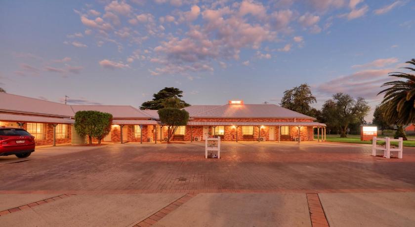 Country Gardens Motor Inn photo