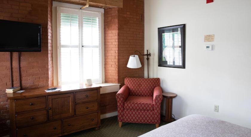 The Common Man Inn & Restaurant photo