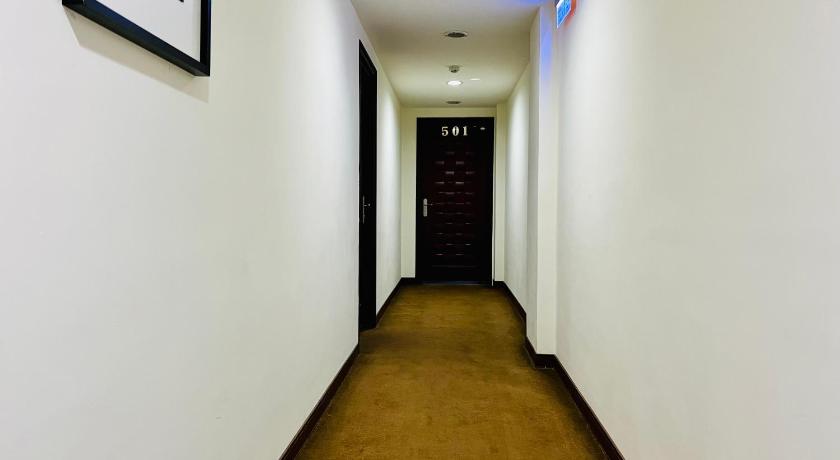 a hallway with a door leading into a room, Mucha Hotel in Yilan