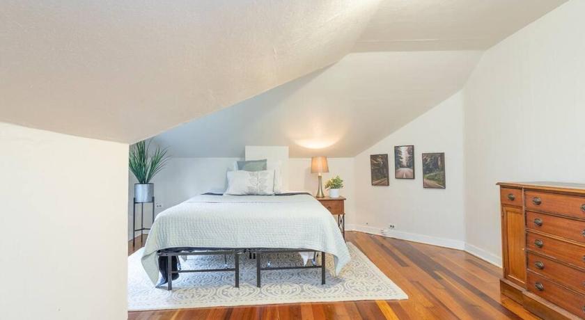 시애틀 (WA) Large funky 2 or 3 bedroom unit in prime location 4성급 숙소 스위트룸