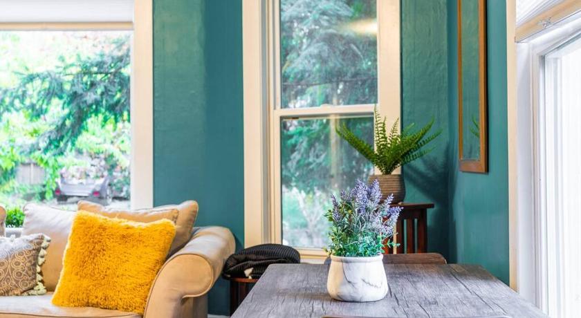 시애틀 (WA) Large funky 2 or 3 bedroom unit in prime location 4성급 숙소 레스토랑
