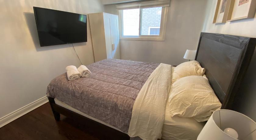 Yonge and Finch Subway !M Spacious and Quiet Private Bdr with Shared Bathroom photo