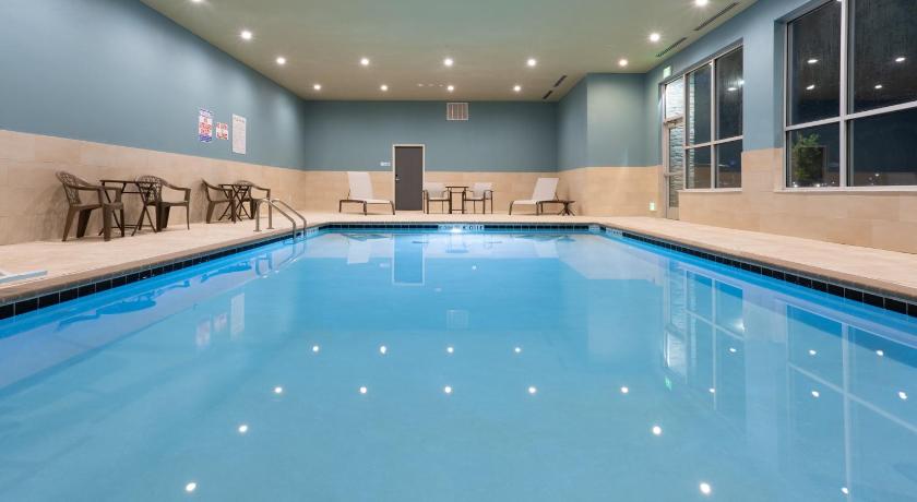 Holiday Inn Express And Suites Firestone Longmont photo