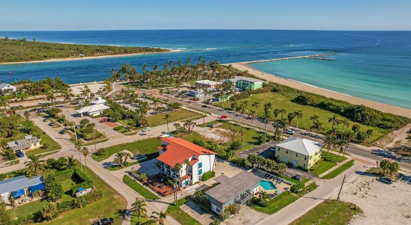 a beach with a large house and a large body of water, Royal Inn Beach Hutchinson Island in Fort Pierce (FL)