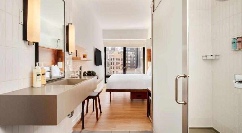 Image of Queen Room - City 4