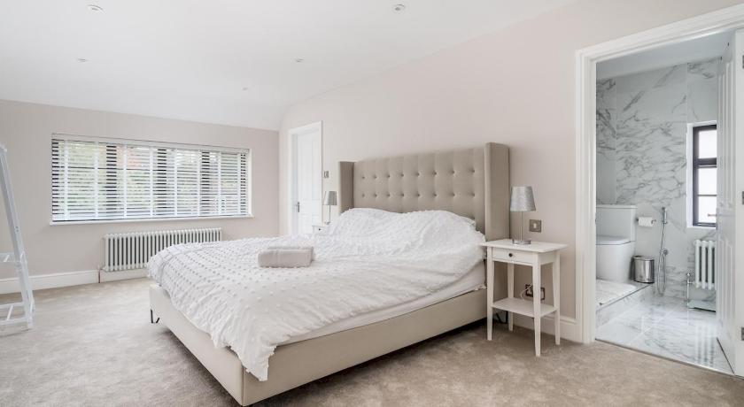 Pass the Keys Luxury 4 Bedroom home with large garden photo