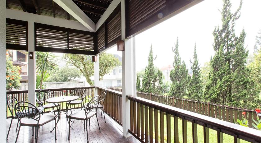 a patio area with a patio table and chairs, Rumah Pelita near Lembang FREE WIFI - Villa Lantera in Bandung