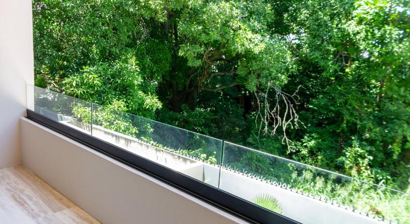 Big Studio at KAAB BY THE BEACH with roof top pool, sauna and Jacuzzi near Paseo del Carmen Mall photo