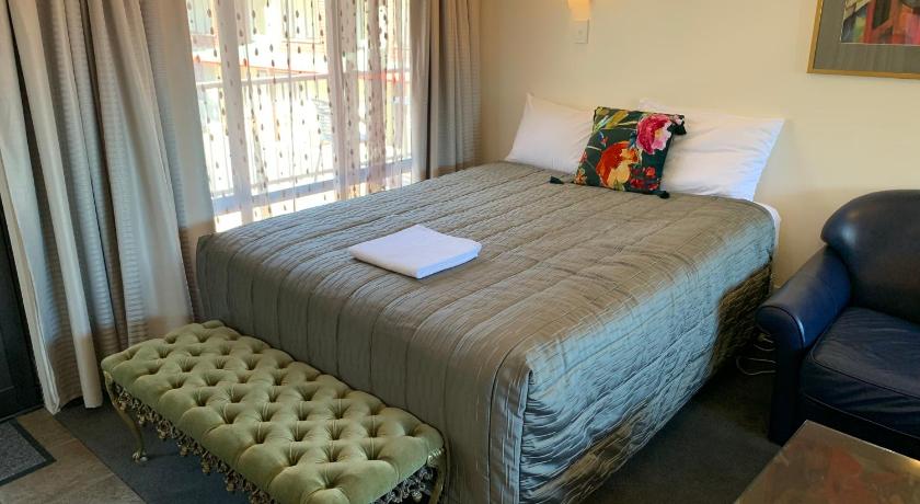 Image of Superior studio 0