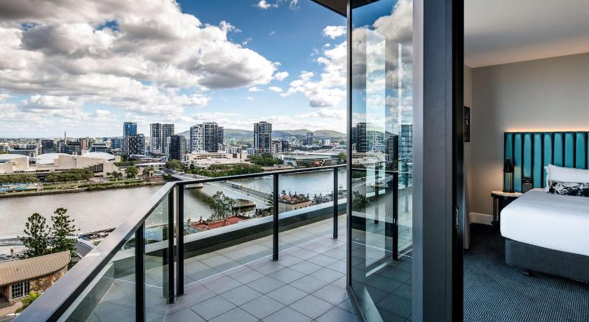Image of Three-Bedroom Penthouse Apartment with Balcony and River View 1