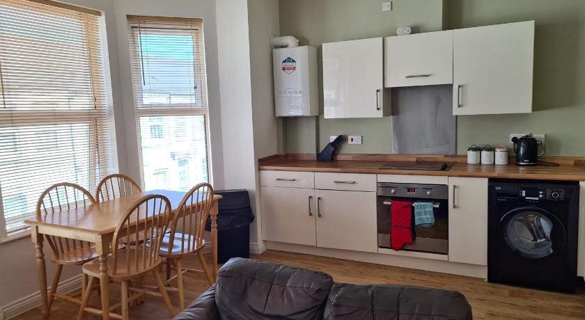 Yarmouth Apartments, Street Permit Parking, Close To Everything, Beach, Pier, Free WIFI photo