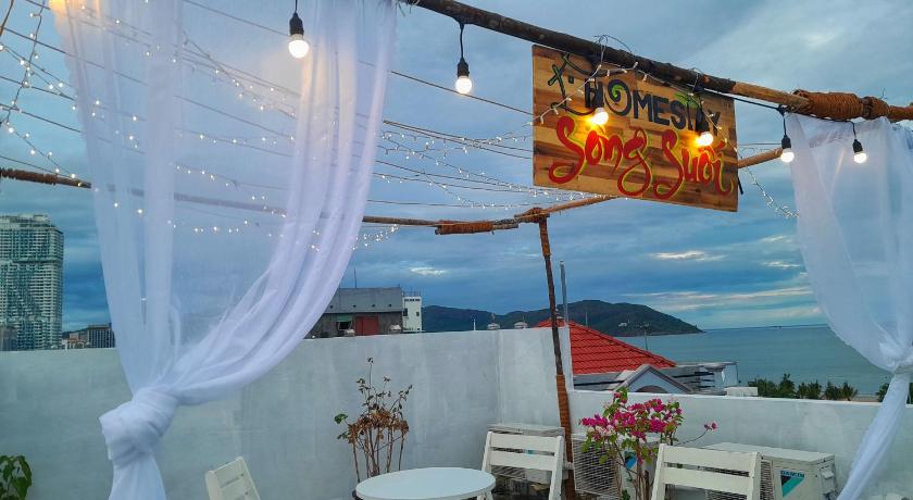 a room with a table, chairs and umbrellas, Song Suoi Homestay in Quy Nhon (Binh Dinh)