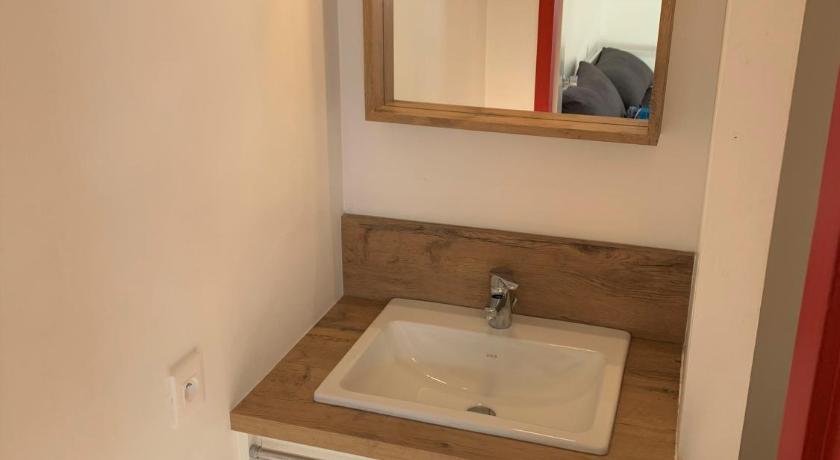a bathroom with a sink and a mirror, Skissim Select Residence Les Lys by Travelski in Saint-Martin-de-Belleville