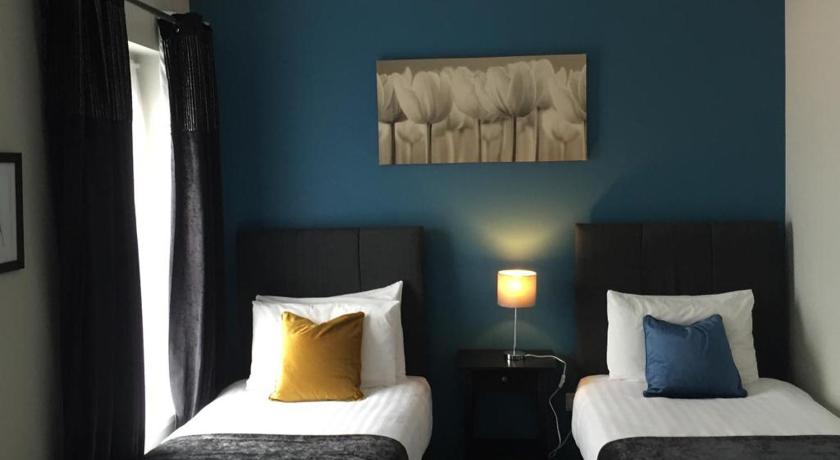 a bedroom with two beds and two lamps, The Rooms at The Spout in Kilcullen