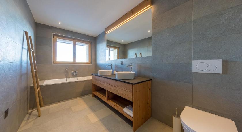 Oak Tree Chalet - on the ski slope - luxury! photo