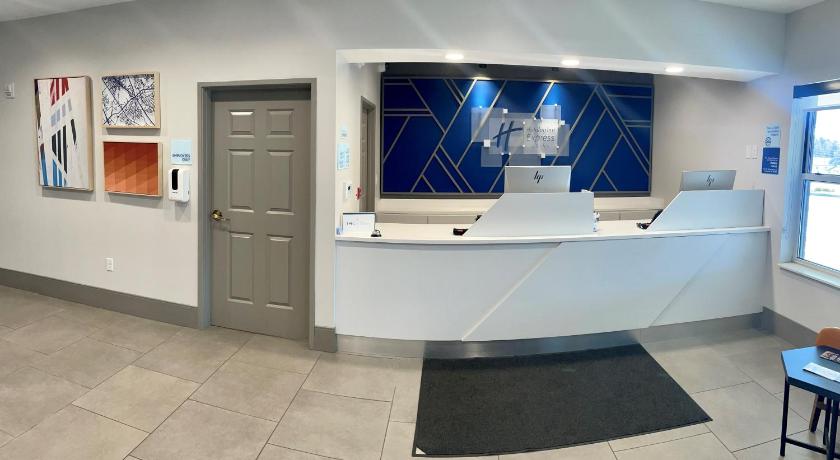 Holiday Inn Express & Suites Marquette photo