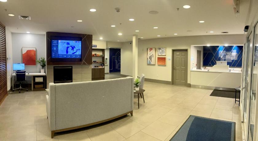 Holiday Inn Express & Suites Marquette photo